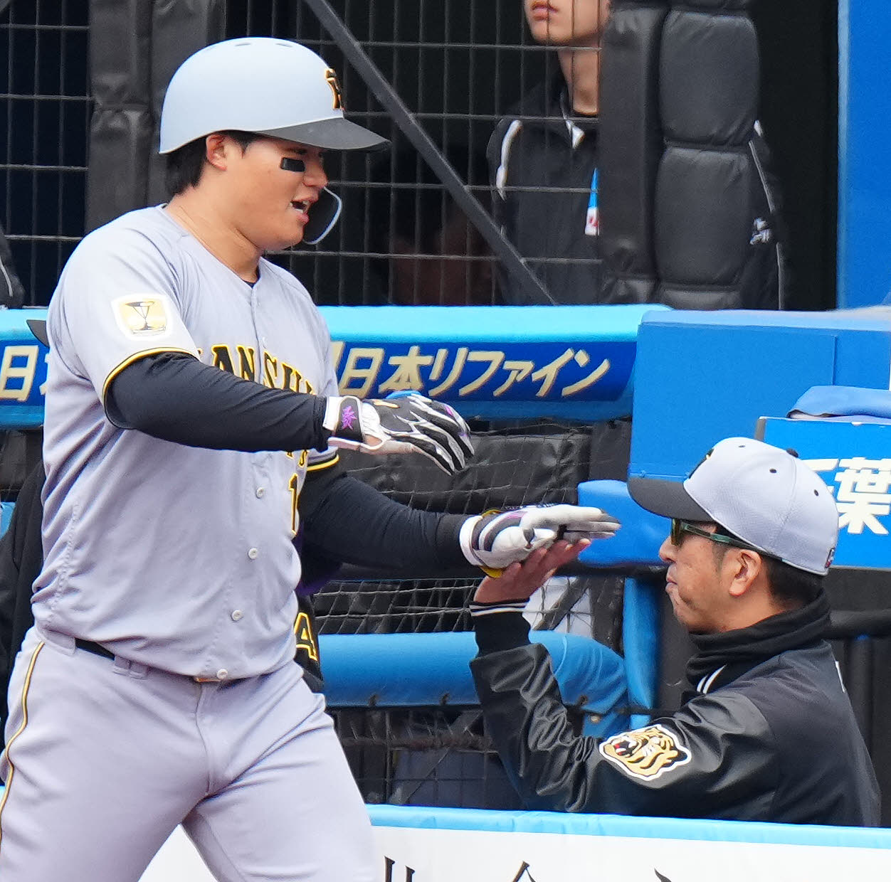 ロッテ対阪神　3回表阪神2死二塁、2点本塁打を放ち、藤川監督（右）とタッチを交わす森下（撮影・江口和貴）