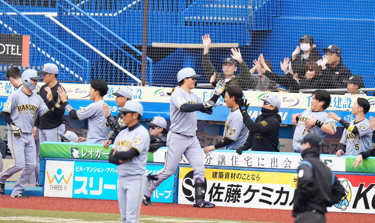 ロッテ対阪神　3回表阪神2死二塁、2点本塁打を放ち、タッチを交わす森下（中央）（撮影・江口和貴）