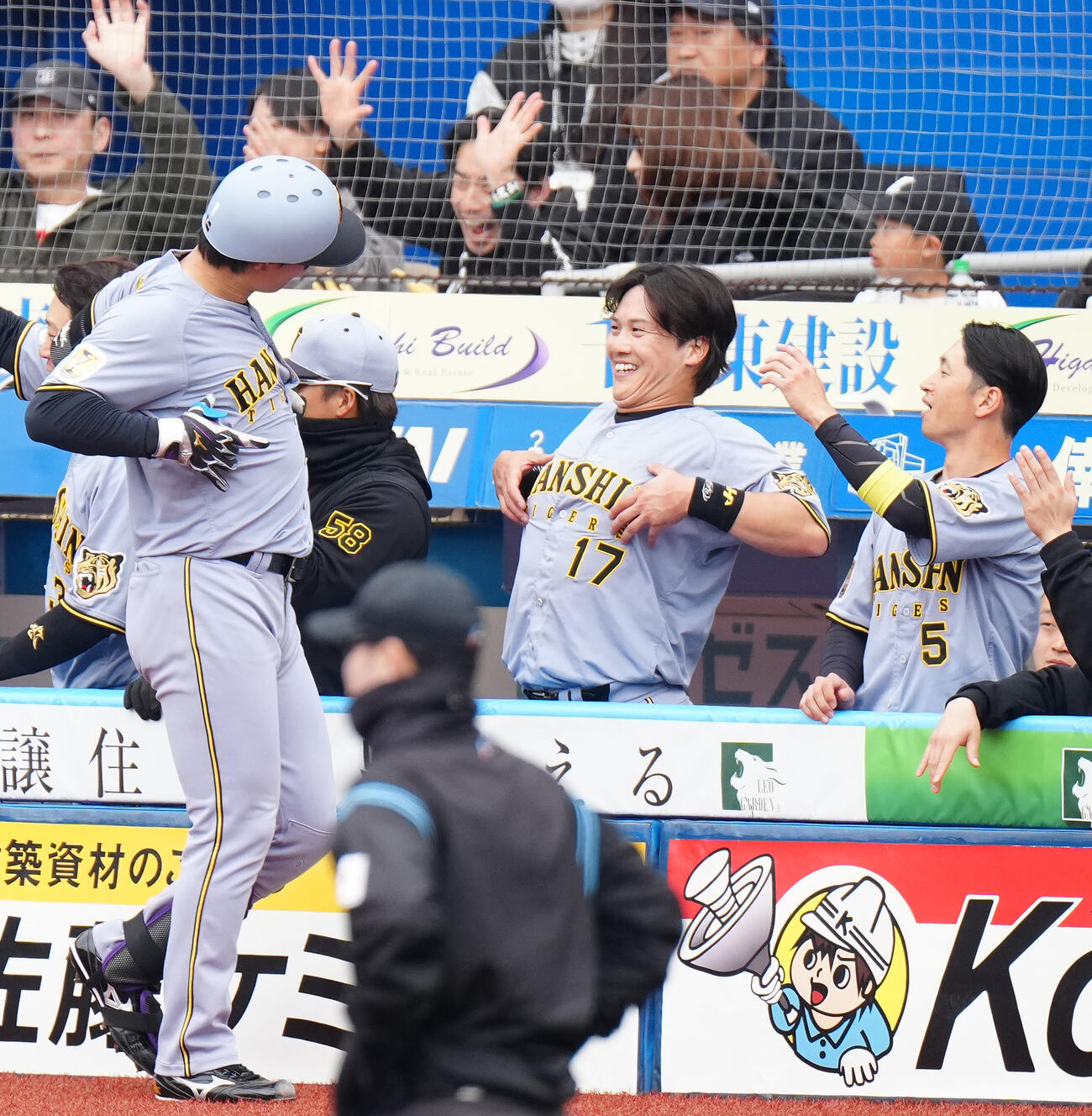 ロッテ対阪神　3回表阪神2死二塁、2点本塁打を放った森下（左）を迎える伏見（中央）（撮影・江口和貴）