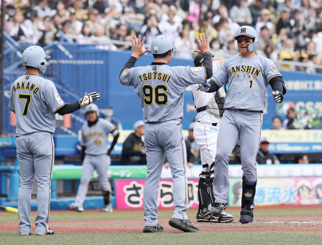 ロッテ対阪神　3回表阪神2死二塁、2点本塁打を放ち喜ぶ森下（撮影・宮地輝）