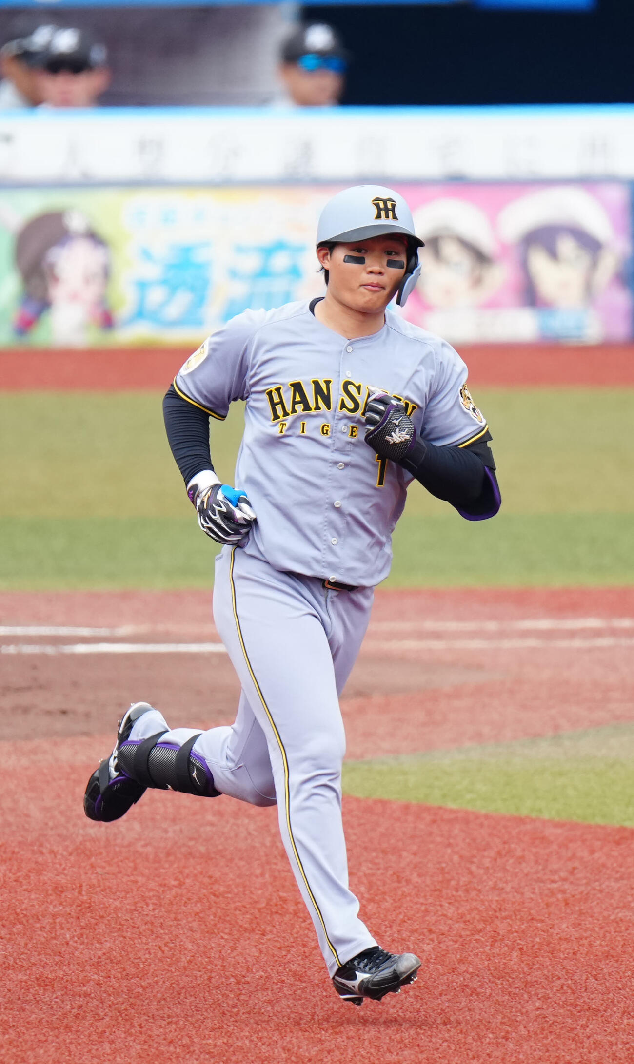 ロッテ対阪神　3回表阪神2死二塁、2点本塁打を放ち、ダイヤモンドを1周する森下（撮影・江口和貴）