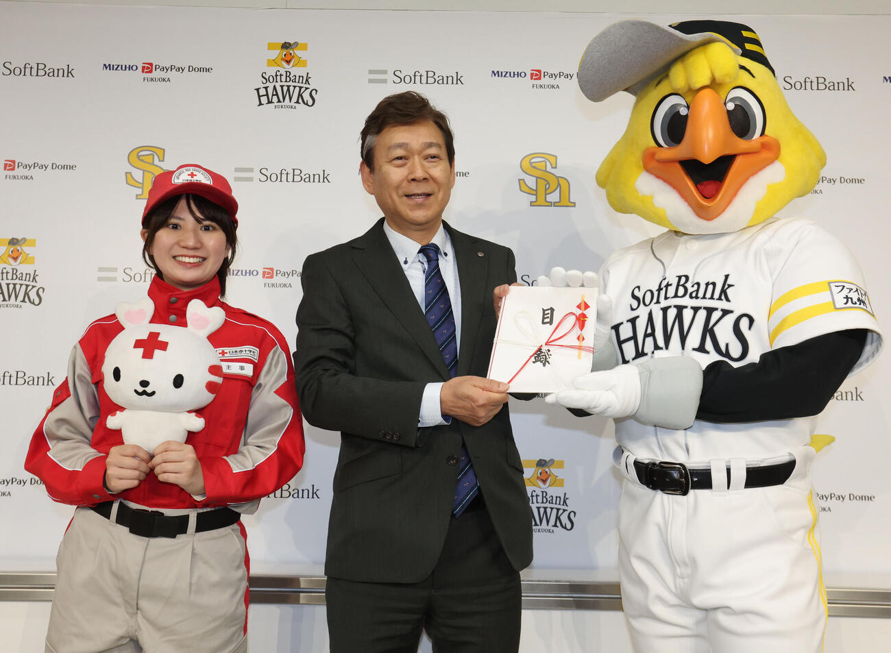 「ハリーホーク」から日本赤十字社福岡県支部の後藤事務局長に寄付金を贈呈（撮影・梅根麻紀）