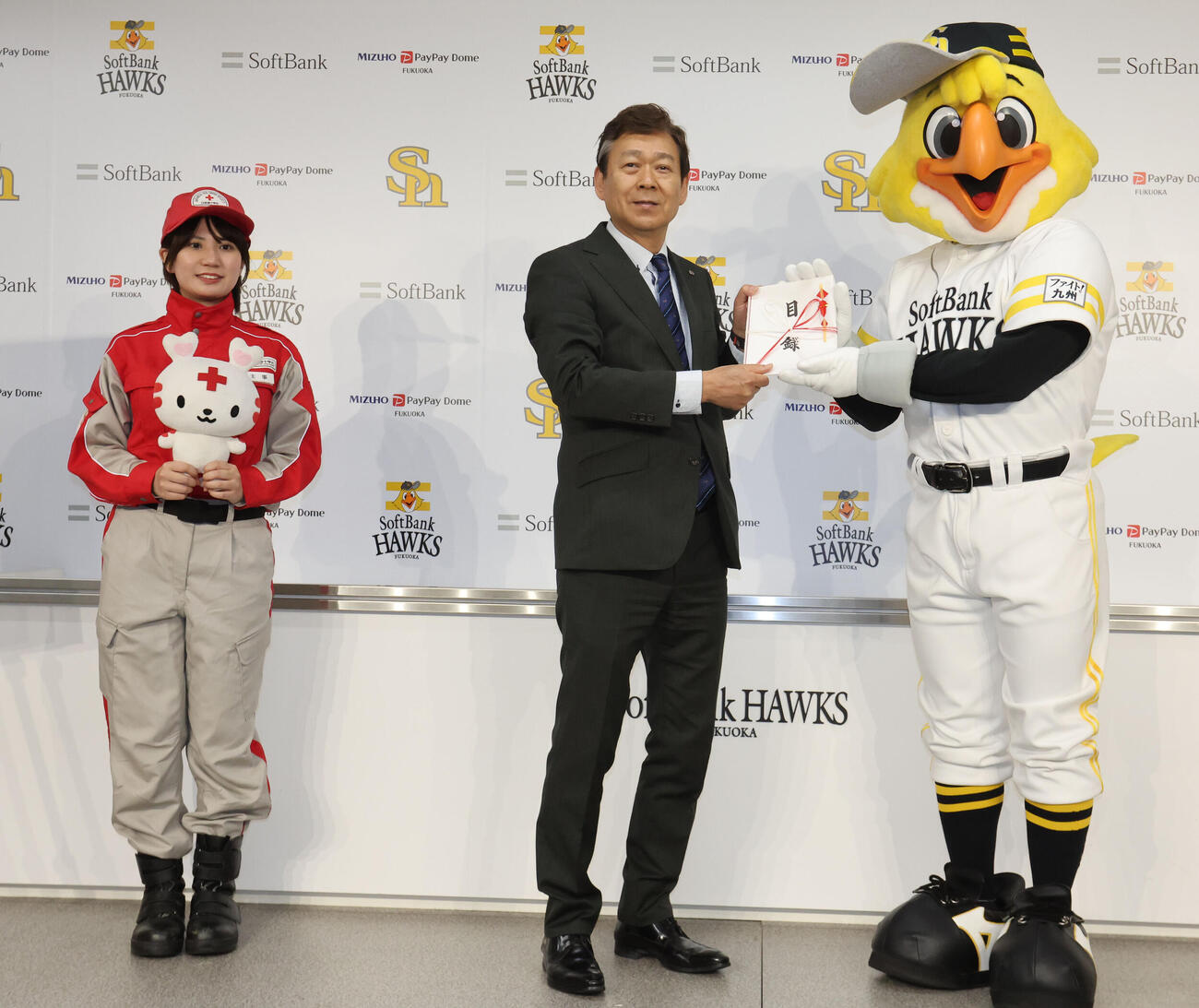 「ハリーホーク」から日本赤十字社福岡県支部の後藤事務局長に寄付金を贈呈（撮影・梅根麻紀）