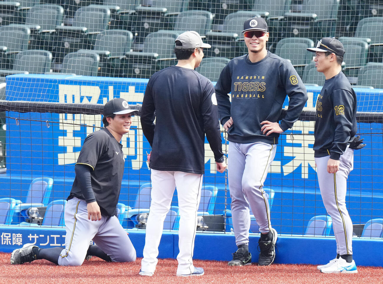 ロッテ対阪神　試合前練習中、ロッテ種市（左から2人目）と言葉を交わす阪神の選手たち。左から森下、1人おいて佐藤、坂本（撮影・江口和貴）