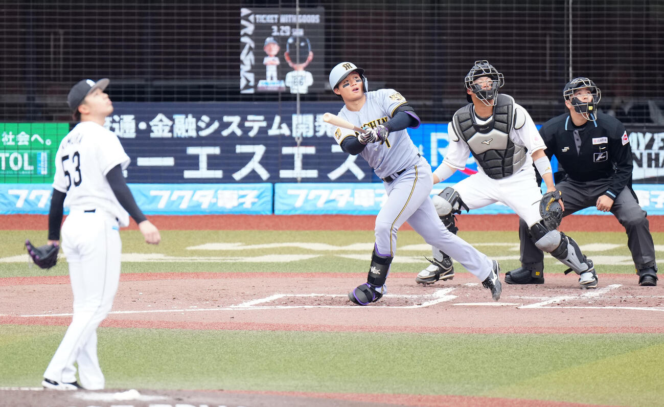 ロッテ対阪神　3回表阪神2死二塁、2点本塁打を放つ森下。投手木村（撮影・江口和貴）