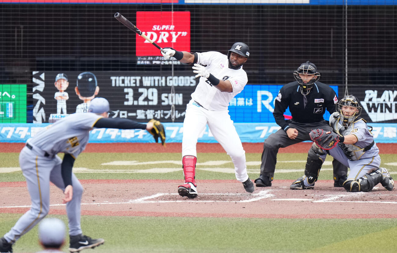 ロッテ対阪神　4回裏ロッテ無死一塁、内野安打とするポランコ（撮影・江口和貴）