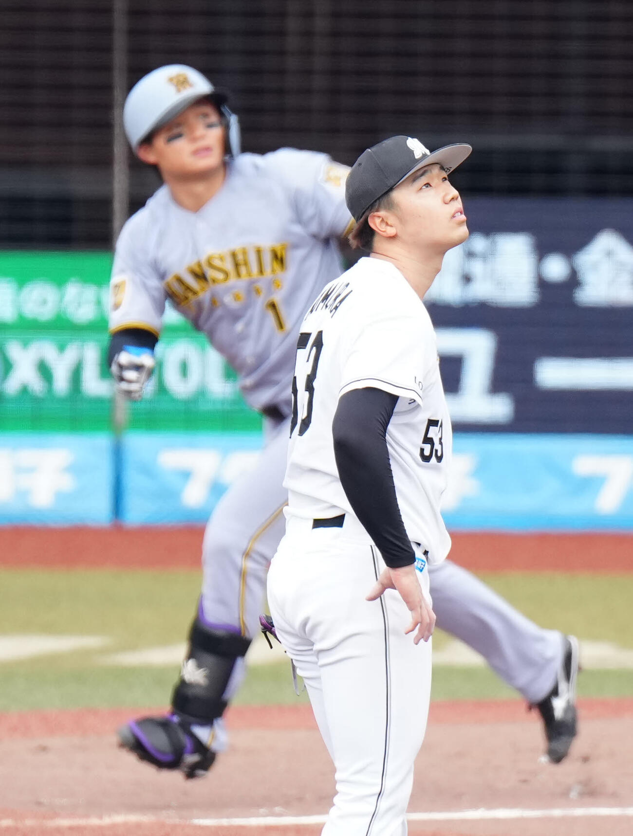 ロッテ対阪神　3回表阪神2死二塁、森下（後方）に2点本塁打を浴びる木村（撮影・江口和貴）