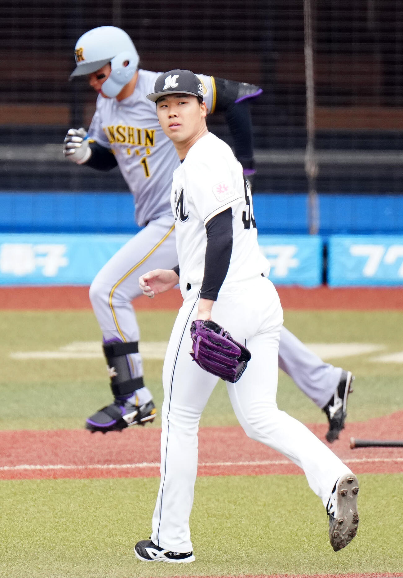 ロッテ対阪神　1回表阪神2死、森下（後方）を遊飛に仕留める木村（撮影・江口和貴）