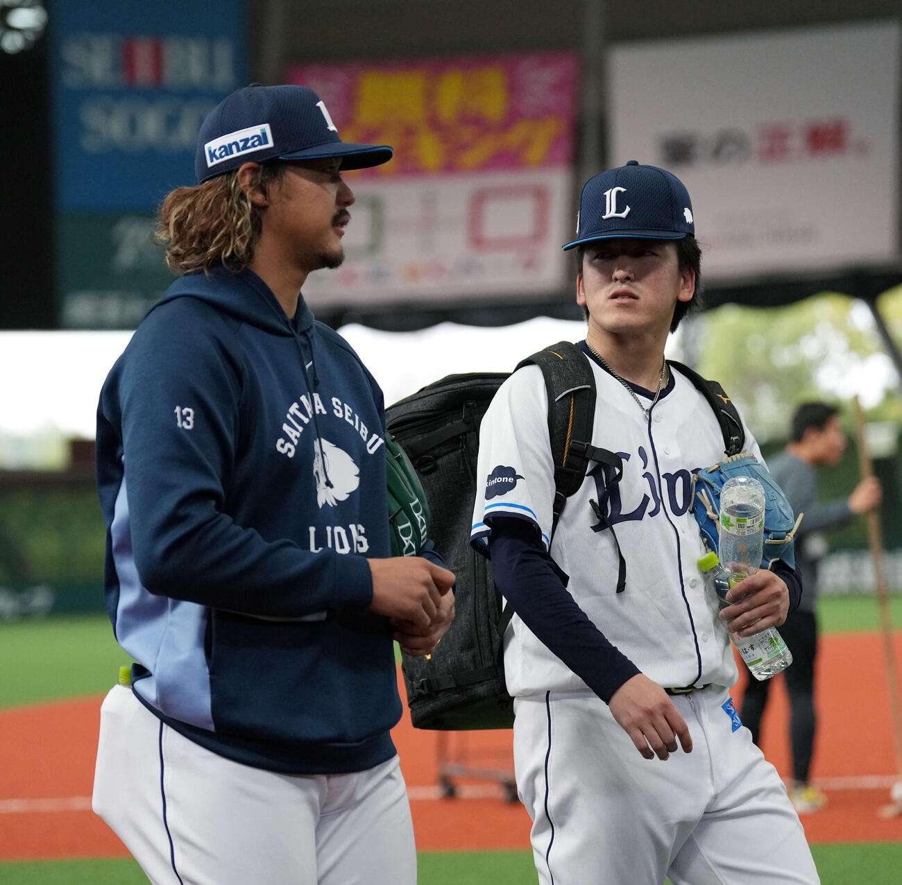 練習を引き上げる西武高橋（左）と隅田（撮影・小島史椰）