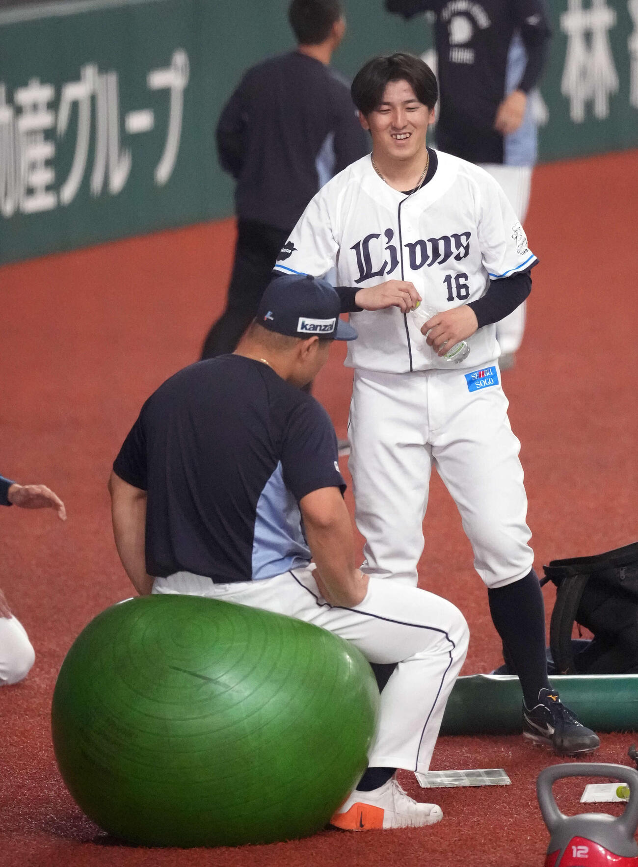 笑顔を見せる西武隅田（撮影・小島史椰）