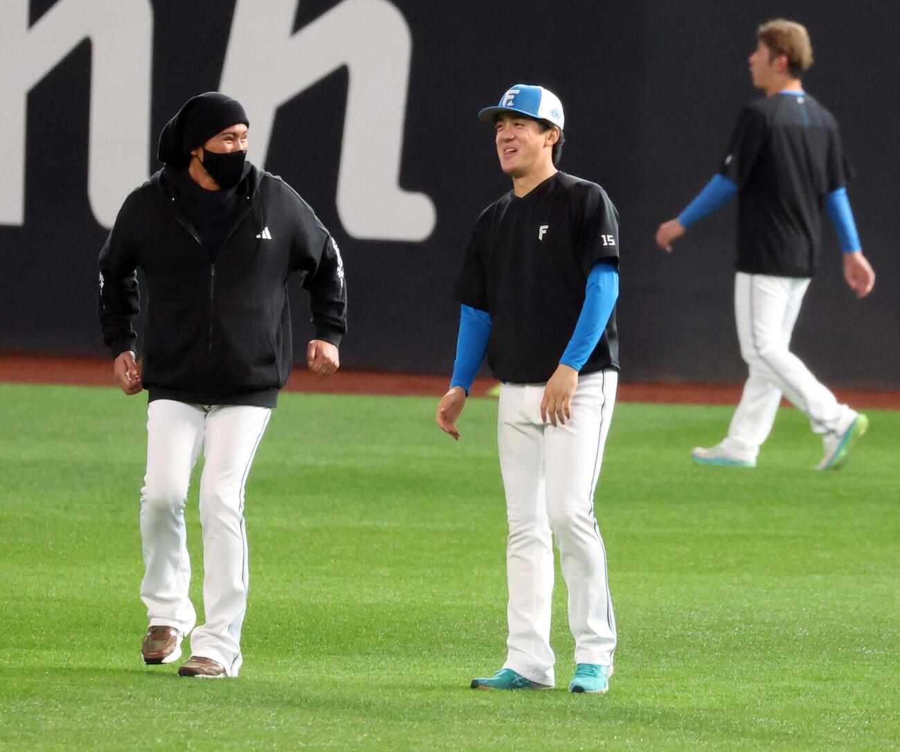 日本ハム対DeNA　チームに合流し新庄監督（左）と話す北山（撮影・黒川智章）