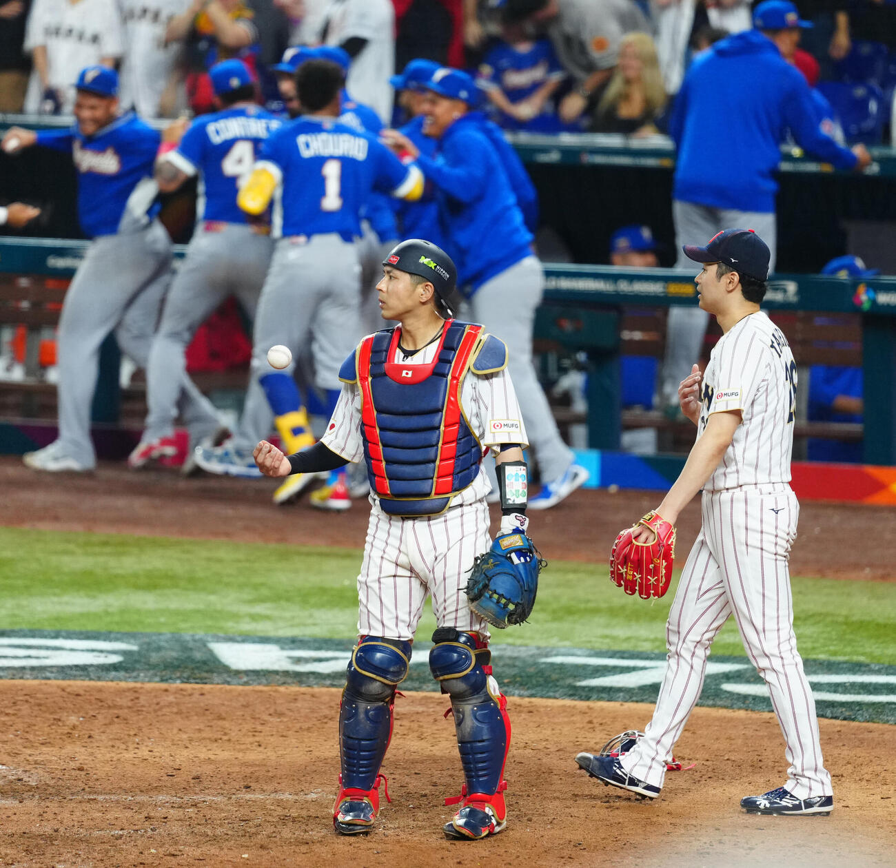 日本対ベネズエラ　8回表ベネズエラ無死二塁、打者G・トーレスの時、自らの悪送球から失点を許し厳しい表情の種市（右）、若月（2026年3月14日撮影）