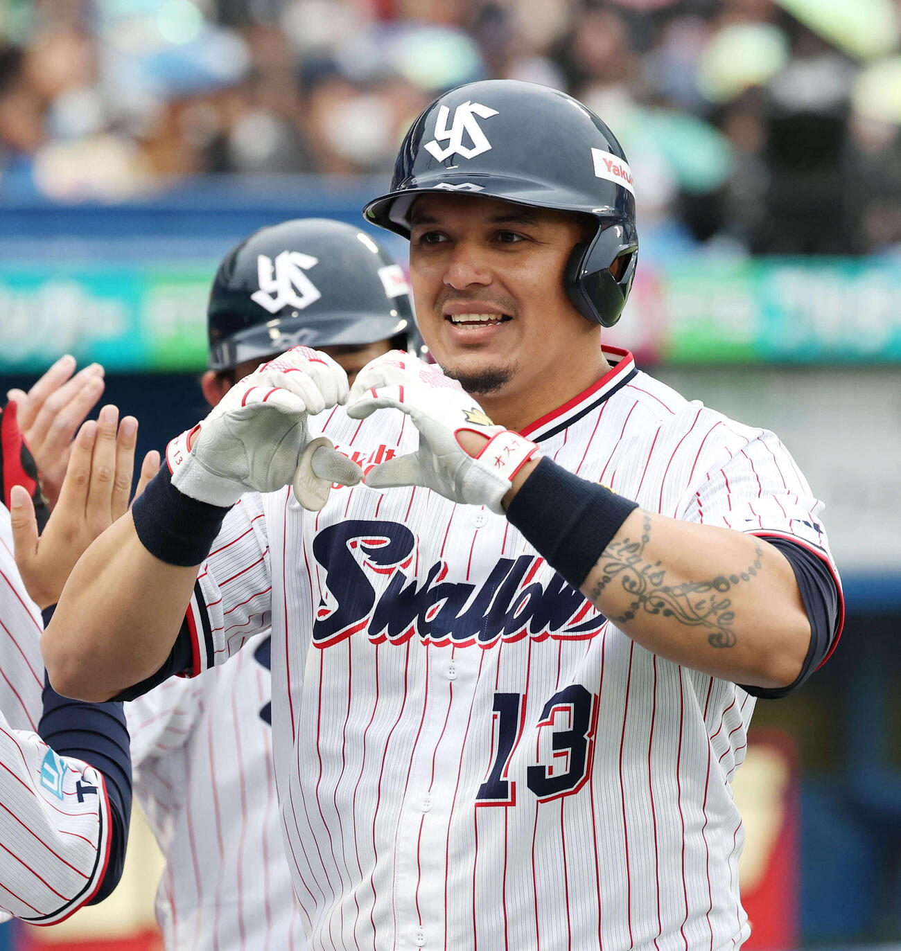 左越え2点本塁打を放ったオスナはハートを作る（2026年3月撮影）