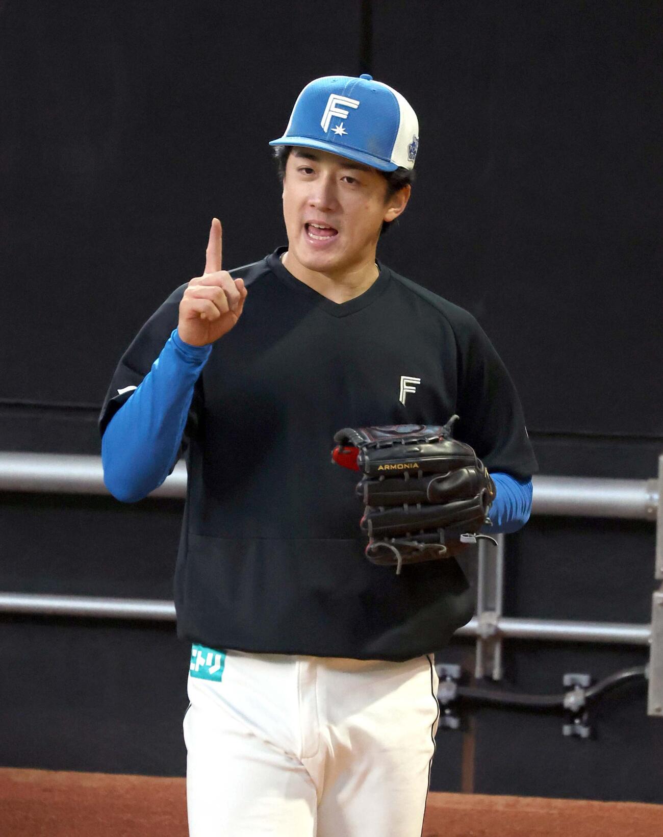 日本ハム対DeNA　ブルペンで調整する北山（撮影・黒川智章）