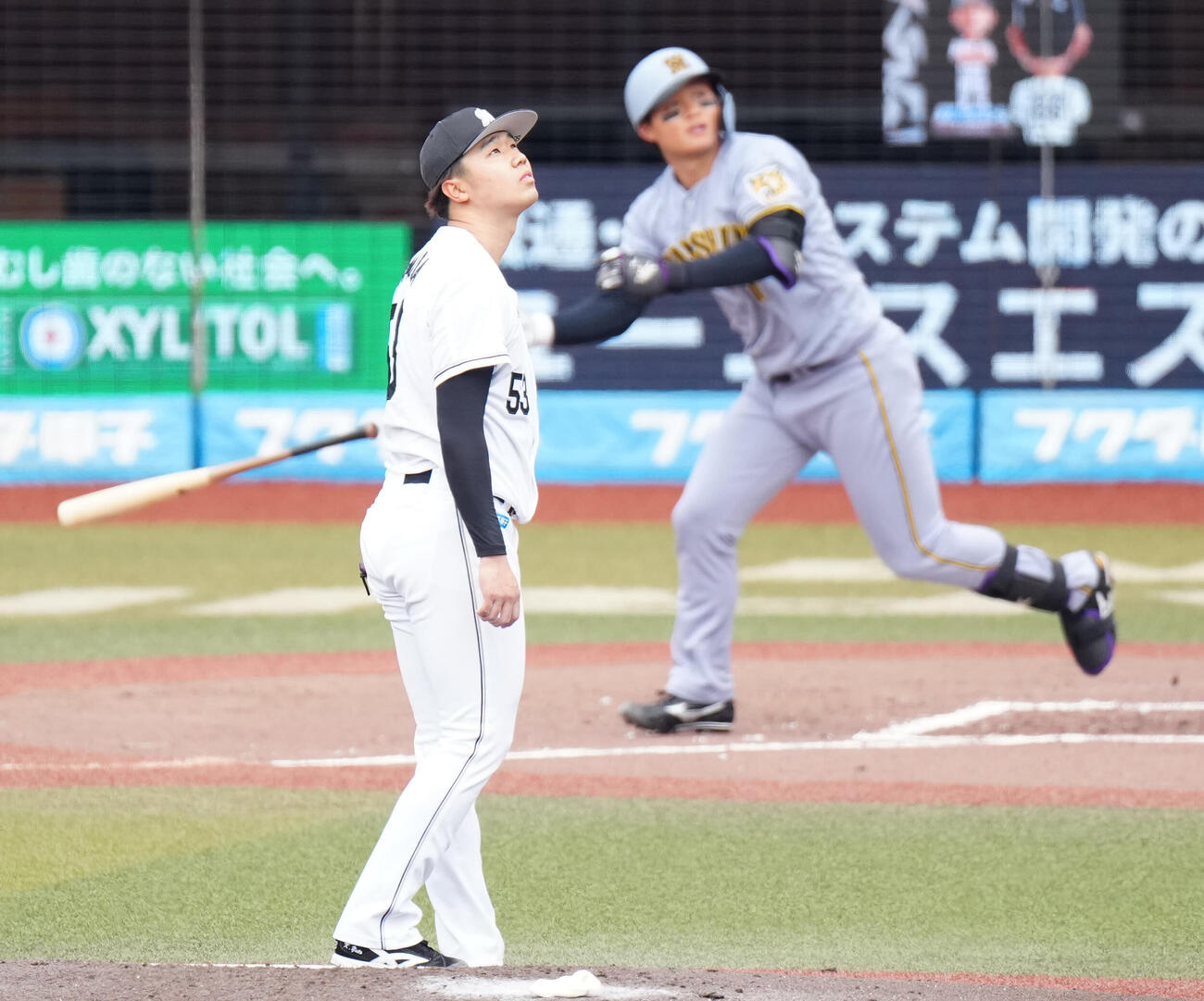 ロッテ対阪神　3回表阪神2死二塁、森下（後方）に2点本塁打を浴びる木村（撮影・江口和貴）