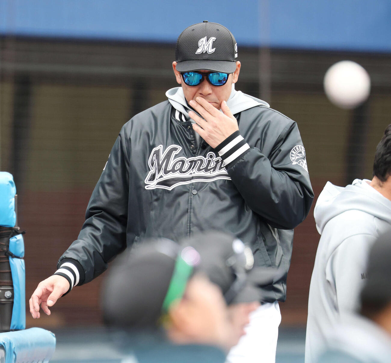 ロッテ対阪神　8回表、選手交代を告げベンチに下がるロッテのサブロー監督（撮影・宮地輝）