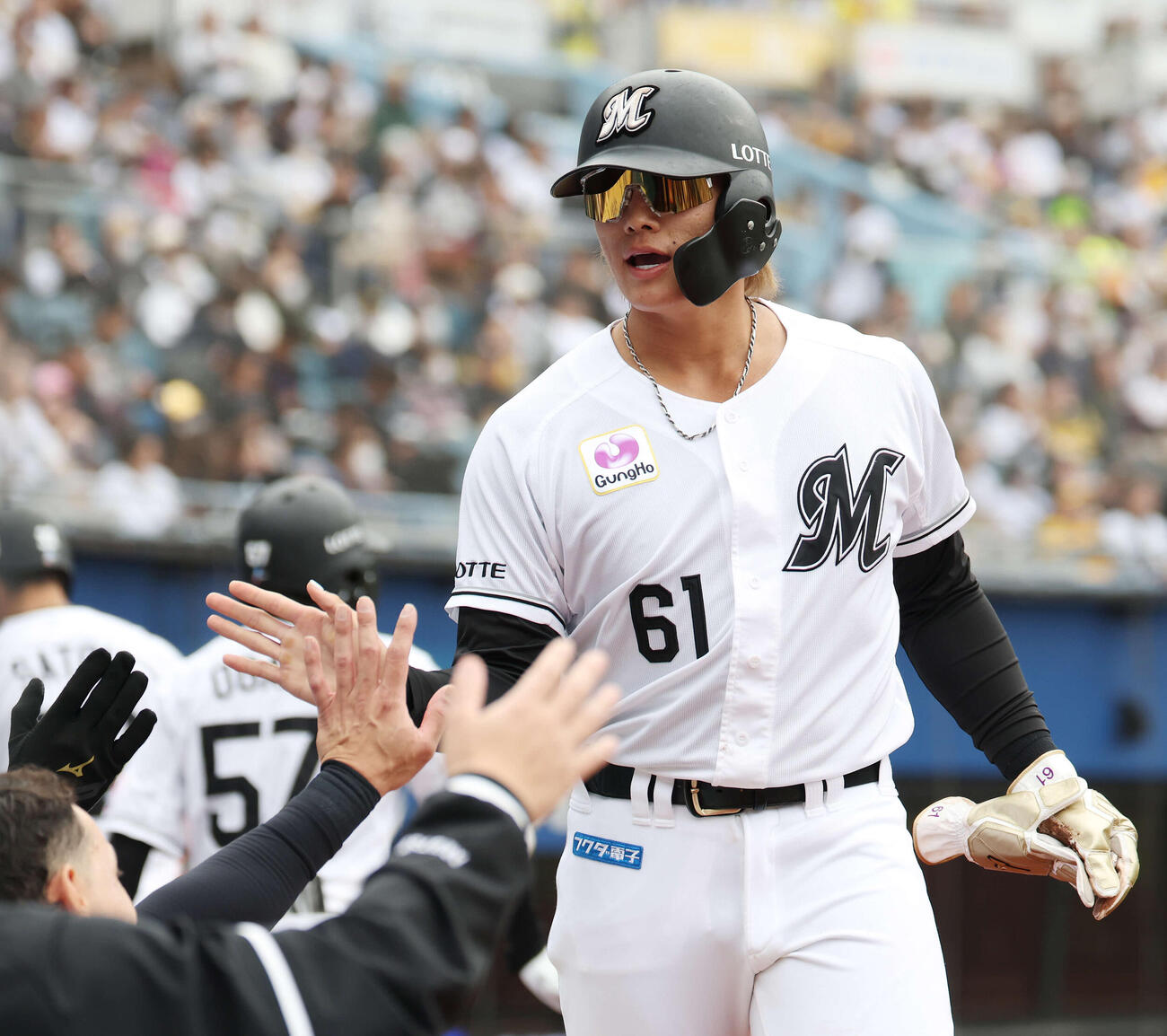 ロッテ対阪神　4回裏ロッテ1死二、三塁、佐藤の左犠飛で生還しタッチを交わす山本（撮影・宮地輝）