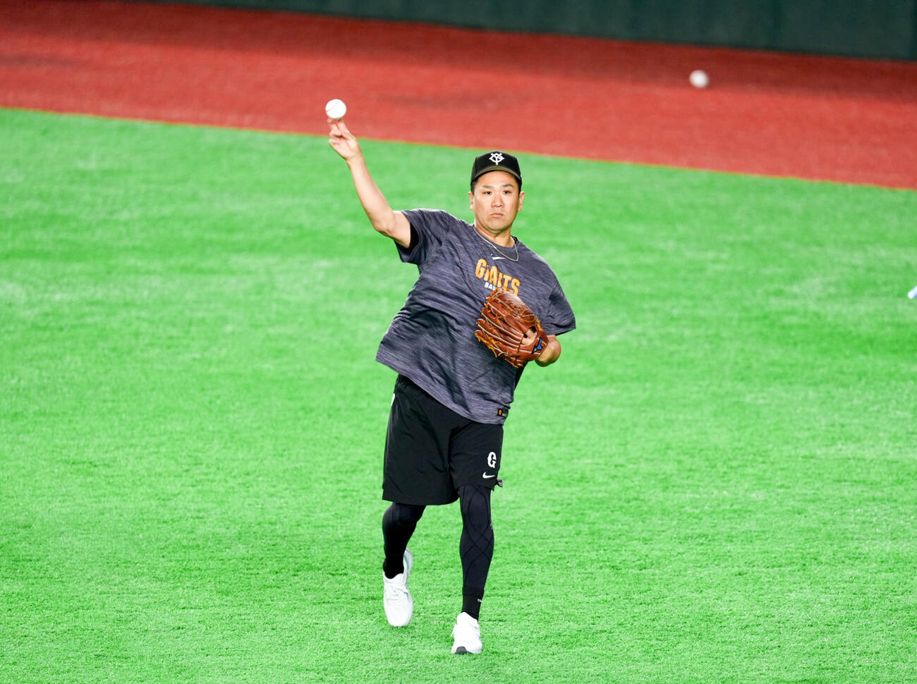 キャッチボールをする巨人田中将（撮影・増田悦実）