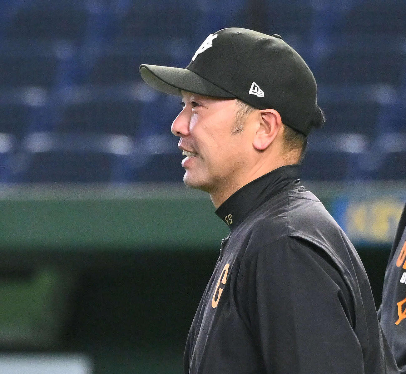 巨人対ヤクルト　試合前練習を見守る巨人阿部監督（撮影・滝沢徹郎）