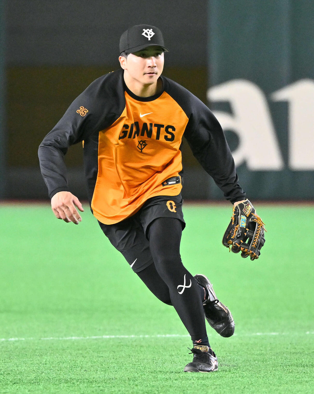 巨人対ヤクルト　試合前練習をする巨人泉口（撮影・滝沢徹郎）