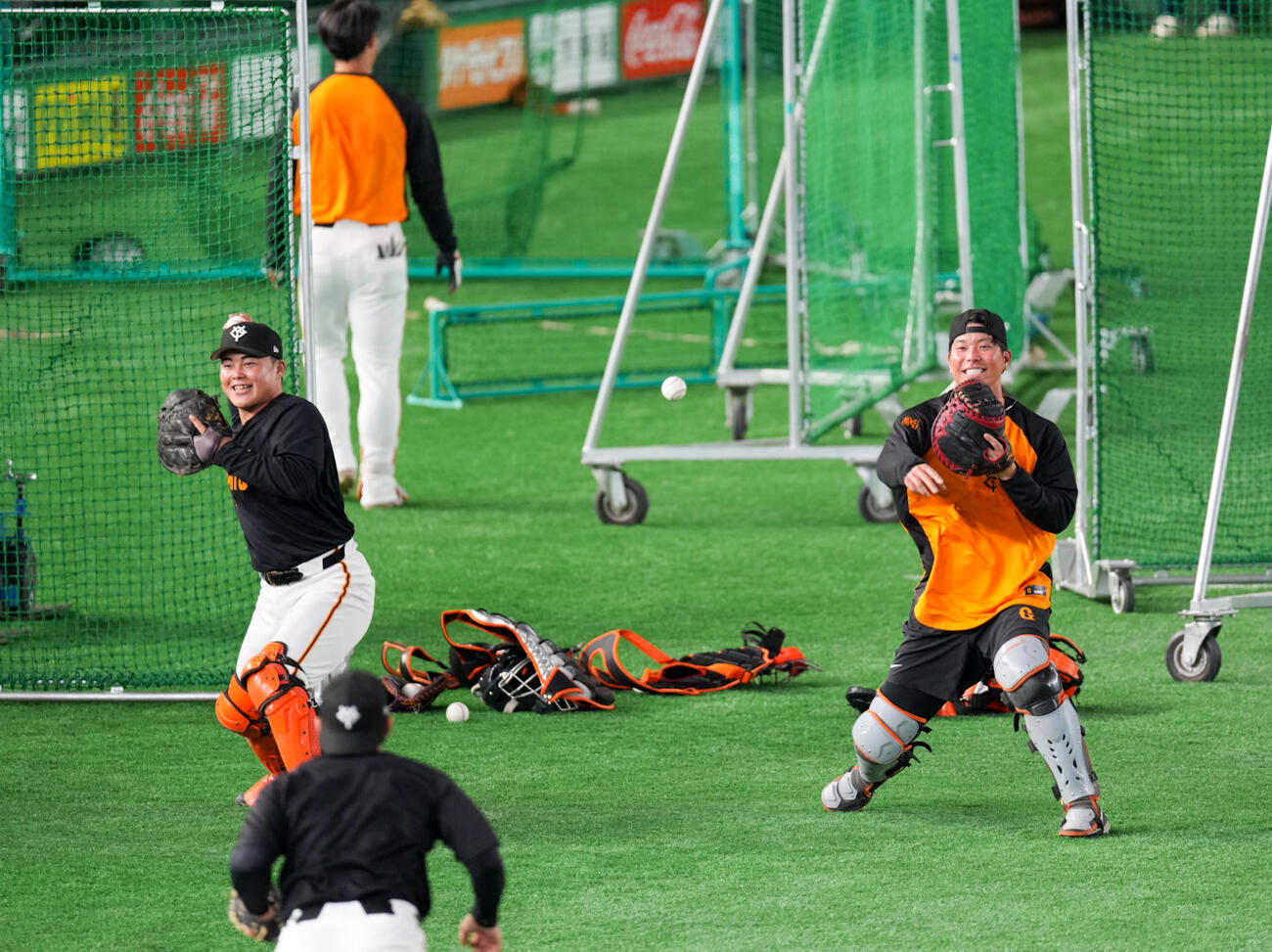 キャッチボールをする巨人山瀬（左）と大城（撮影・増田悦実）