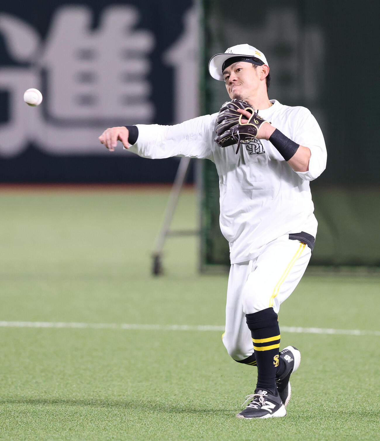 守備練習で軽快な動きを見せる牧原大（撮影・梅根麻紀）