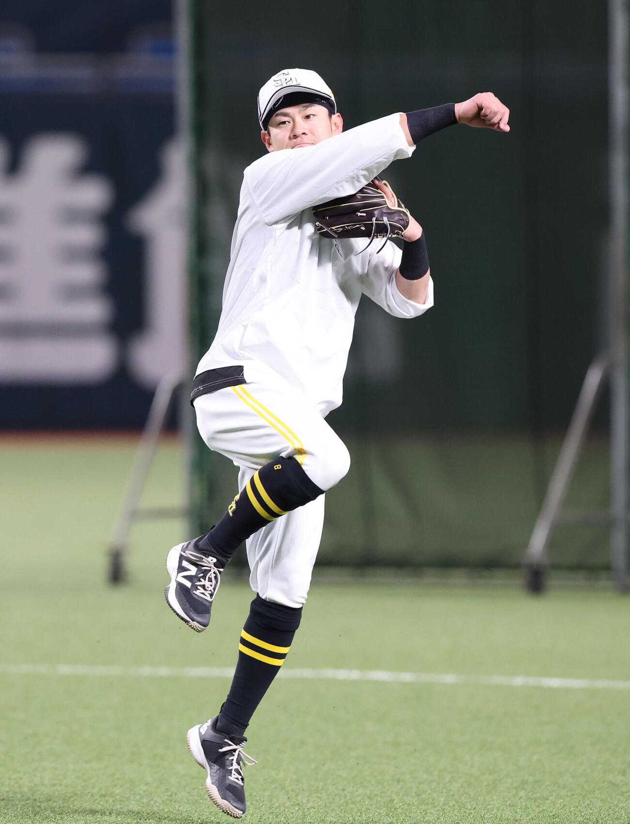 守備練習で軽快な動きを見せる牧原大（撮影・梅根麻紀）