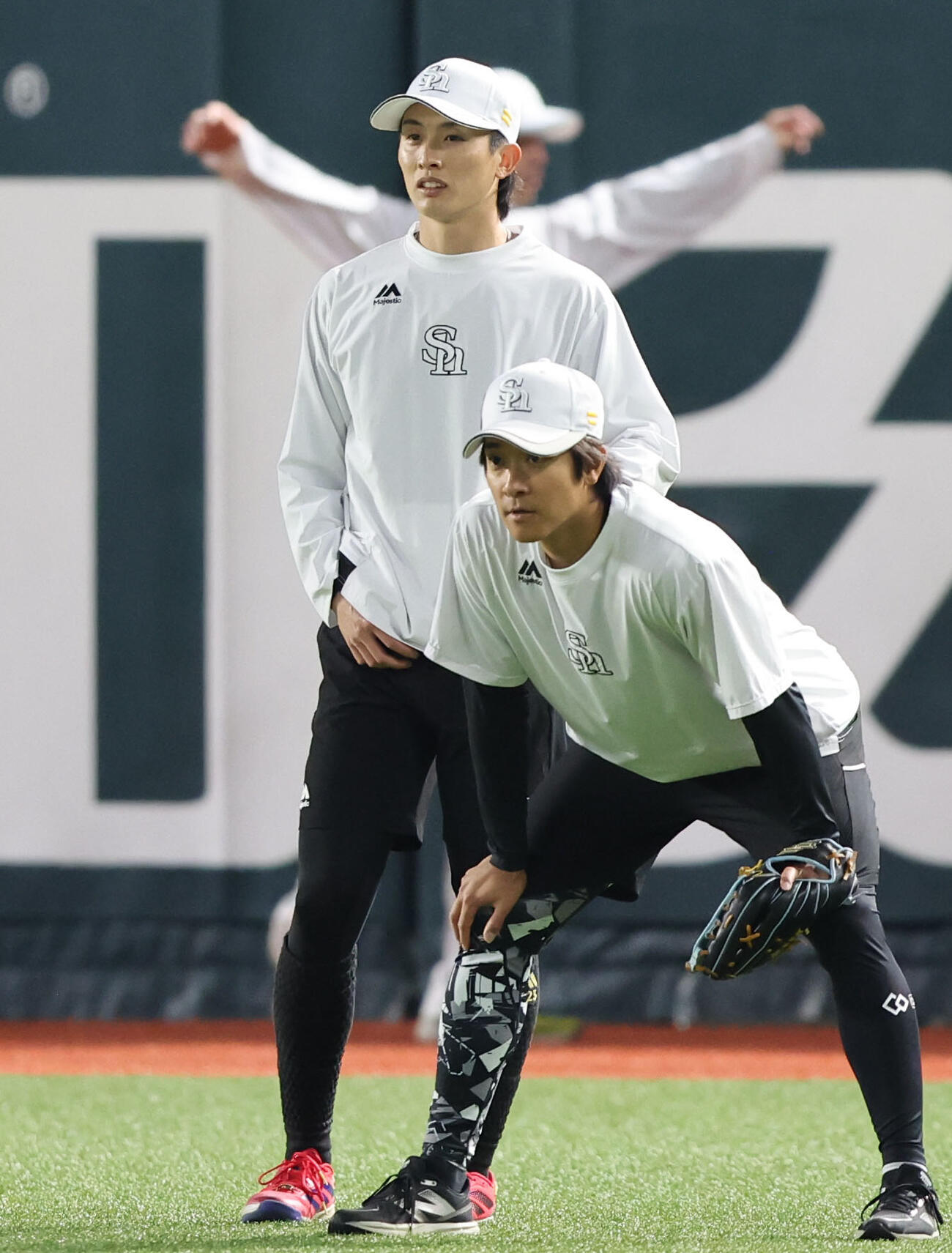 チームに合流した周東、手前は柳町（撮影・梅根麻紀）