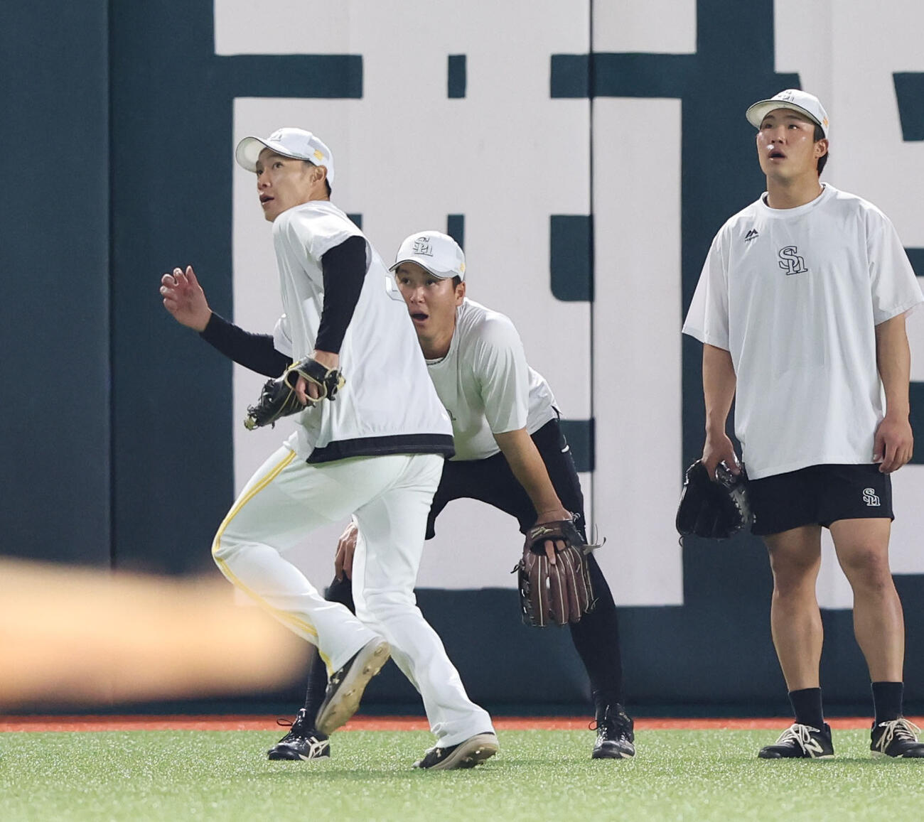 外野に入って軽快な動きで捕球する柳田（撮影・梅根麻紀）