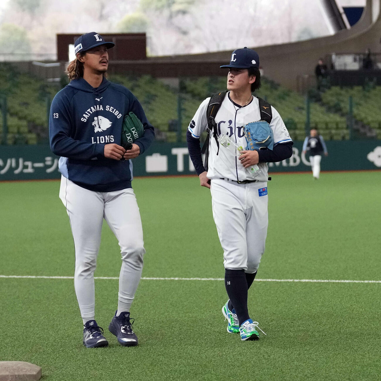 練習を引き上げる西武高橋（左）と隅田（撮影・小島史椰）