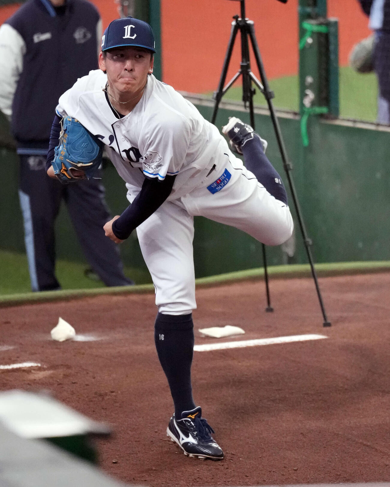 ブルペンで投球練習をする西武隅田（撮影・小島史椰）