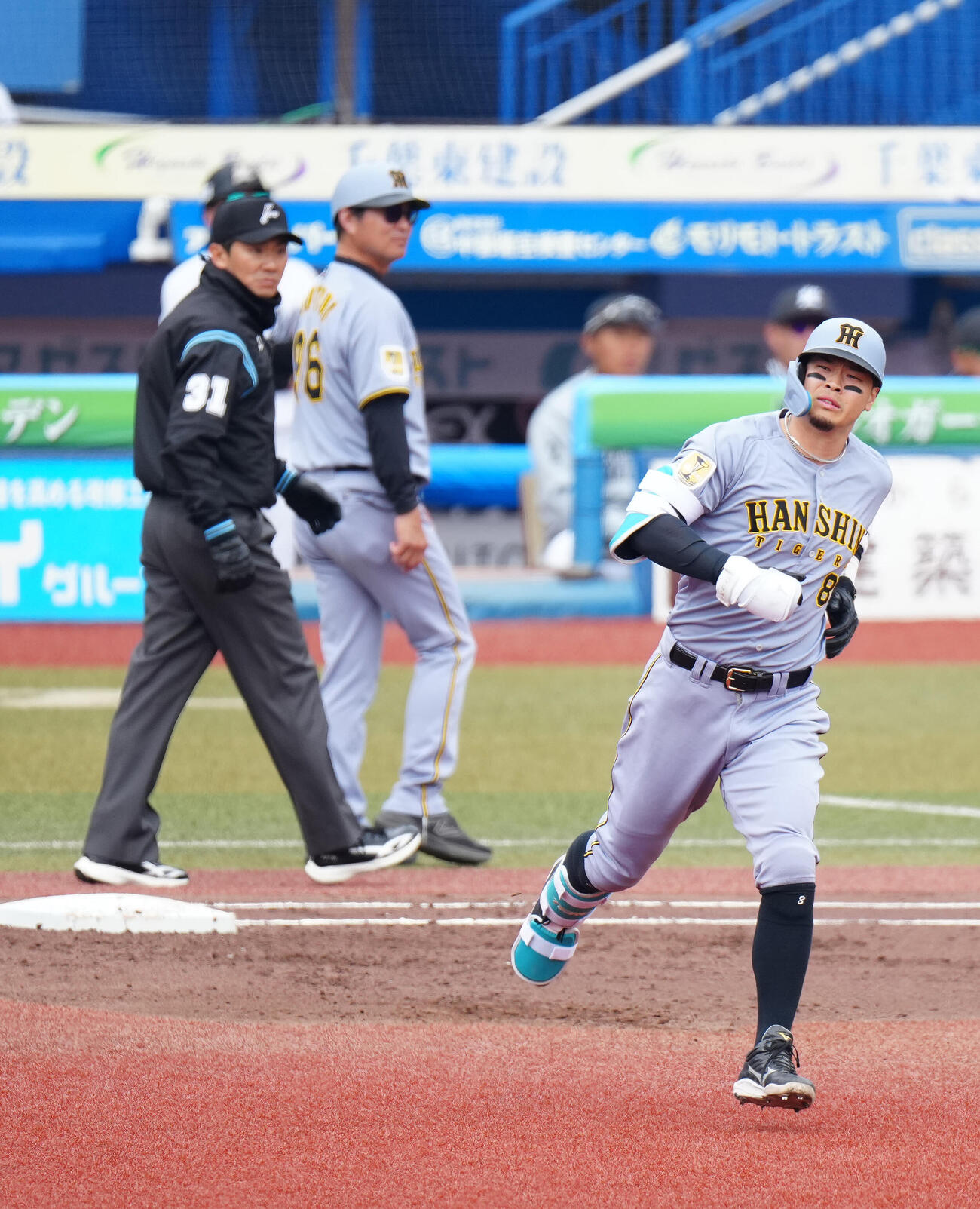 ロッテ対阪神　2回表阪神無死、左飛に倒れた佐藤（撮影・江口和貴）