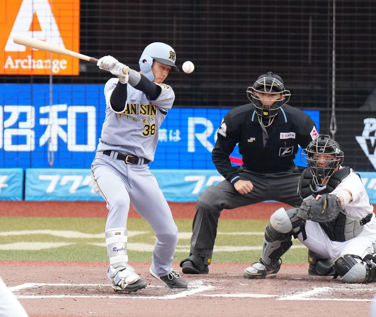 ロッテ対阪神　7回表阪神1死二塁、内野安打とする小幡（撮影・江口和貴）