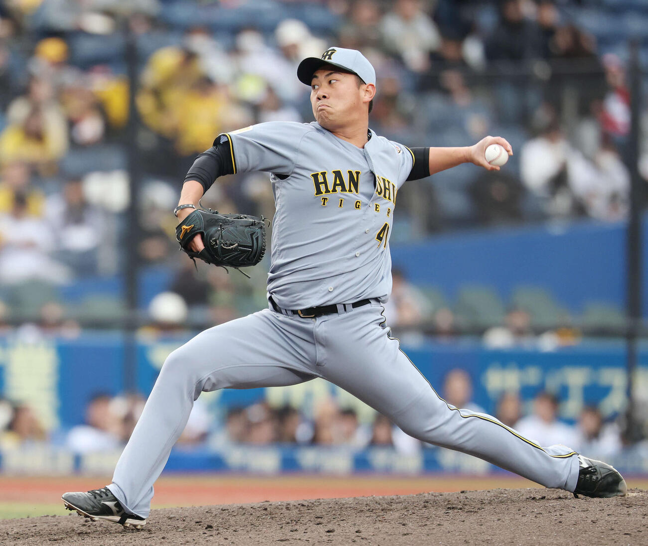 ロッテ対阪神　阪神3番手の桐敷（撮影・宮地輝）