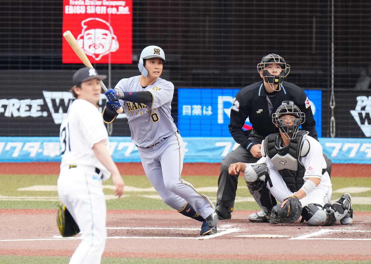 ロッテ対阪神　6回表阪神1死二塁、適時二塁打を放つ木浪（撮影・江口和貴）