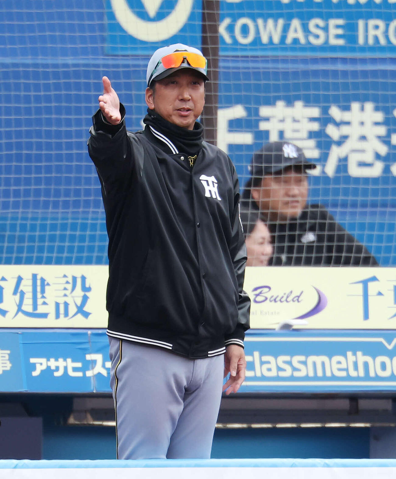 ロッテ対阪神　6回表阪神1死二塁、佐藤に替え代打木浪を送る藤川監督（撮影・宮地輝）