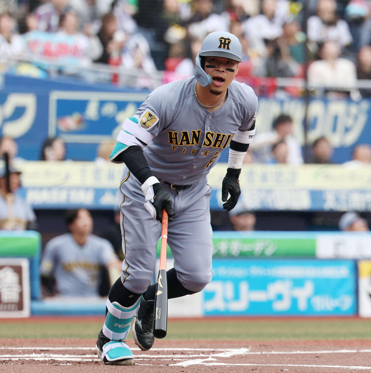 ロッテ対阪神　2回表阪神無死、左飛に倒れる佐藤（撮影・宮地輝）