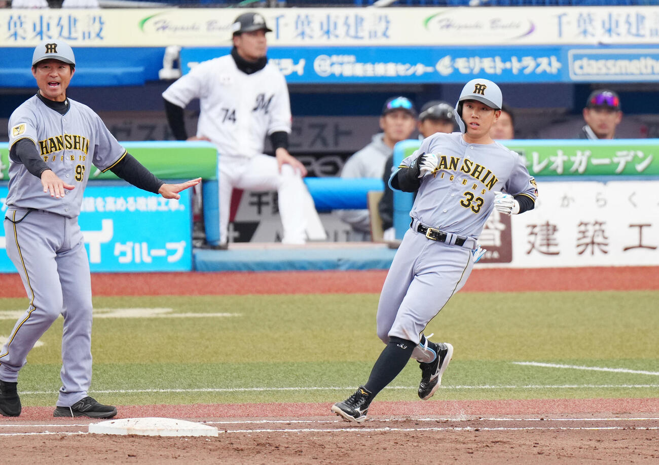 ロッテ対阪神　7回表阪神1死二、三塁、2点適時打を放った糸原（右）（撮影・江口和貴）