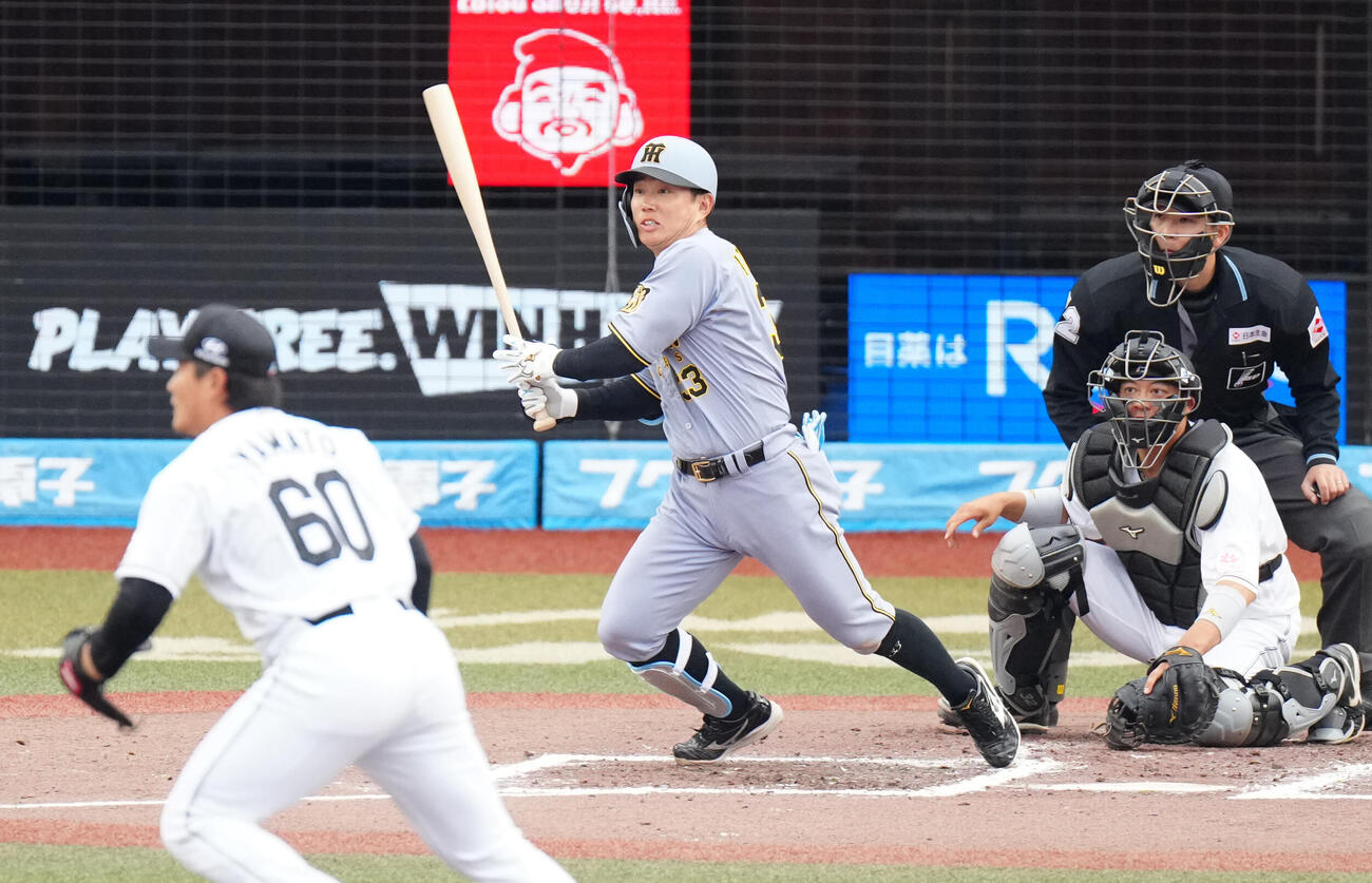 ロッテ対阪神　7回表阪神1死二、三塁、2点適時打を放つ糸原（撮影・江口和貴）