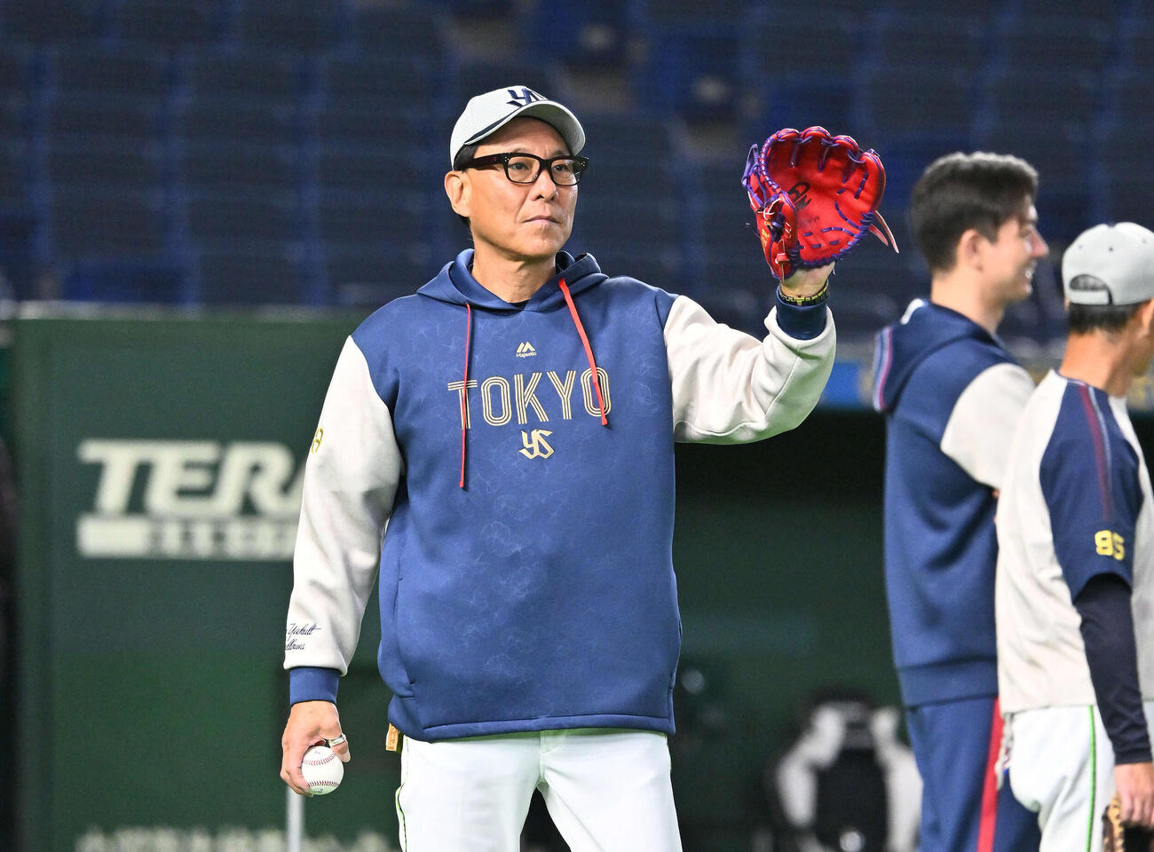 巨人対ヤクルト　チームに合流したヤクルト中村悠とキャッチボールをする池山監督（撮影・滝沢徹郎）