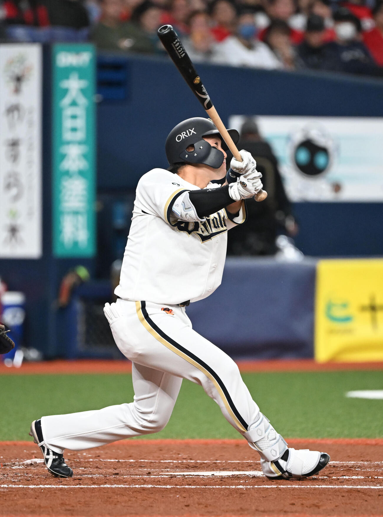 オリックス対広島　2回裏オリックス無死一、三塁、右越え3点本塁打を放つ西野（撮影・和賀正仁）