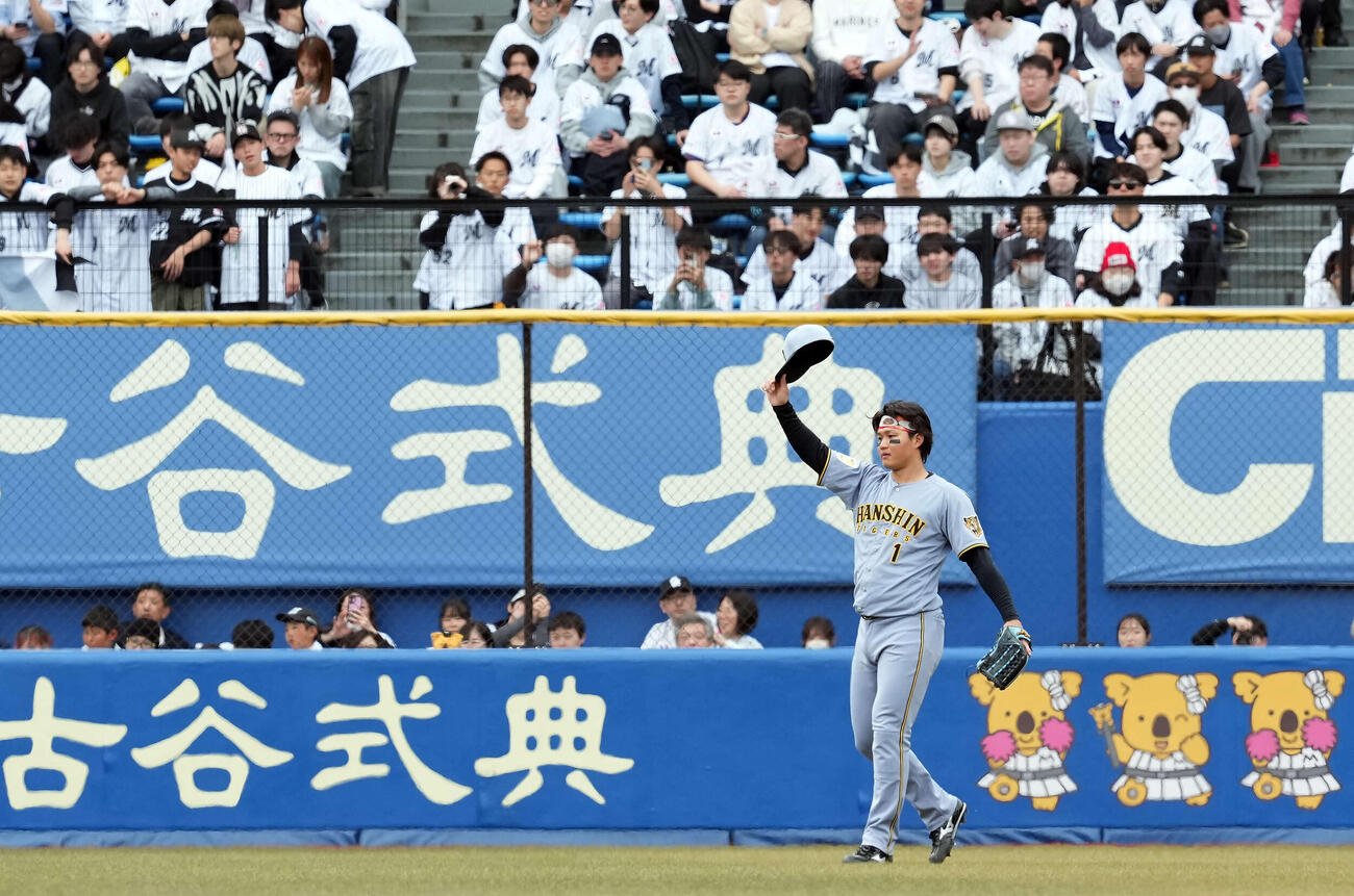 ロッテ対阪神　3回表に2点本塁打を放った森下は、守備に就く際声援に応える（撮影・たえ見朱実）