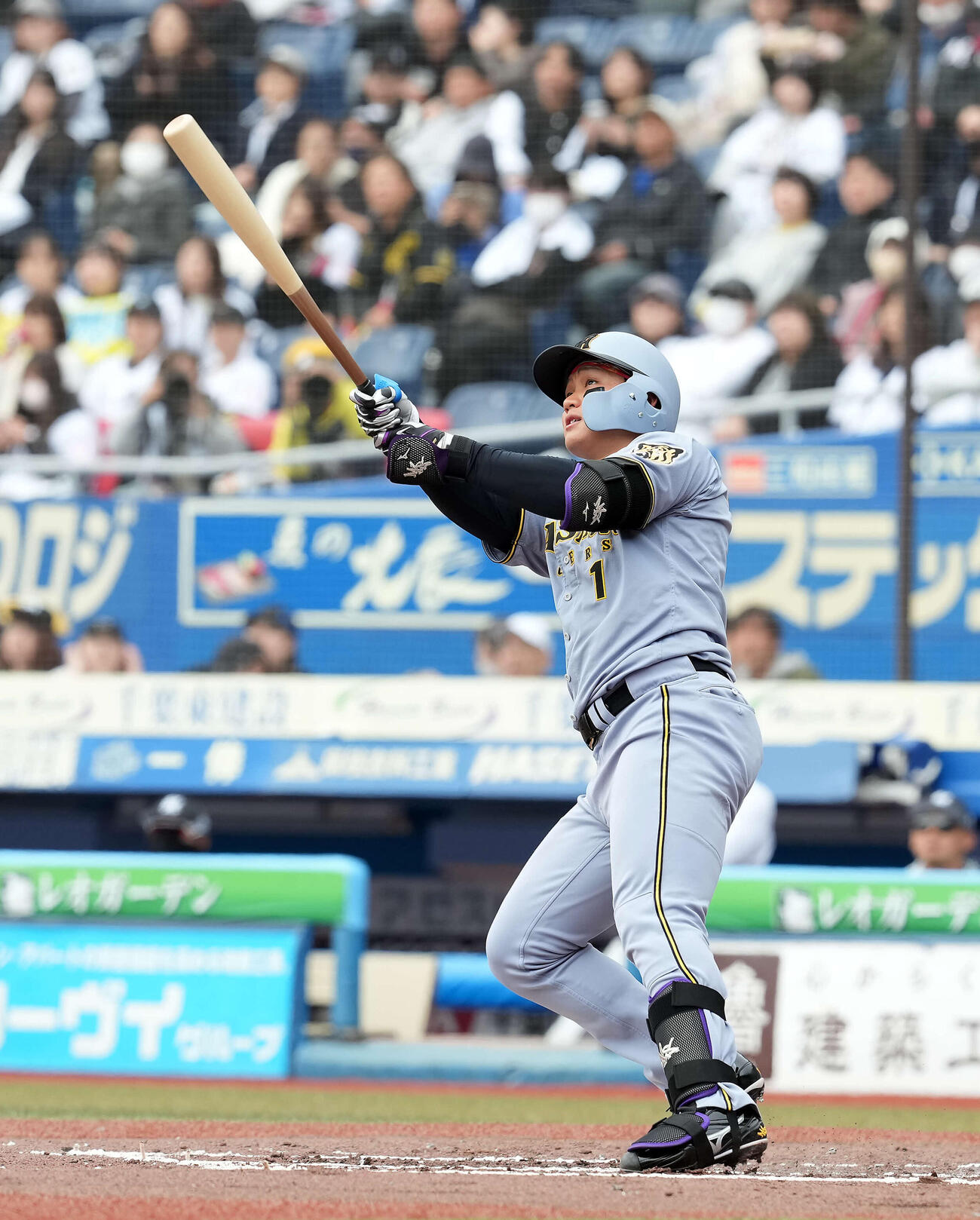 ロッテ対阪神　3回表阪神2死二塁、左越えに2点本塁打を放ち打球の行方を見る森下（撮影・たえ見朱実）