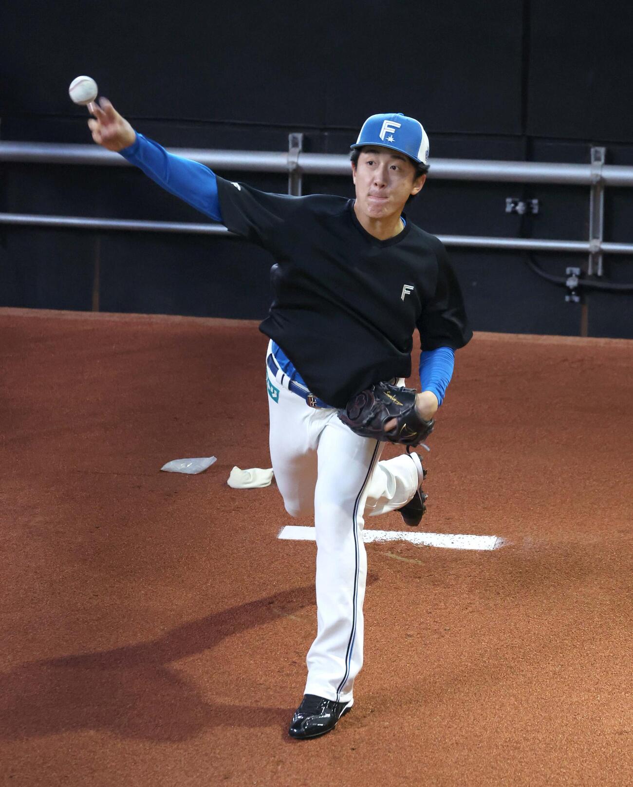 日本ハム対DeNA　ブルペンで投球練習をする日本ハム北山（撮影・黒川智章）