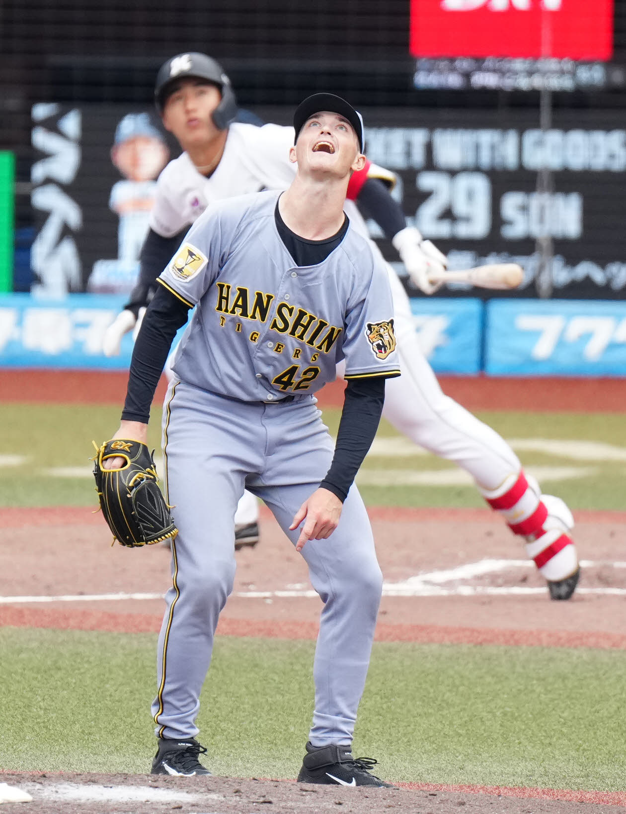 ロッテ対阪神　5回裏ロッテ2死三塁、西川（後方）に適時打を浴びるルーカス（撮影・江口和貴）