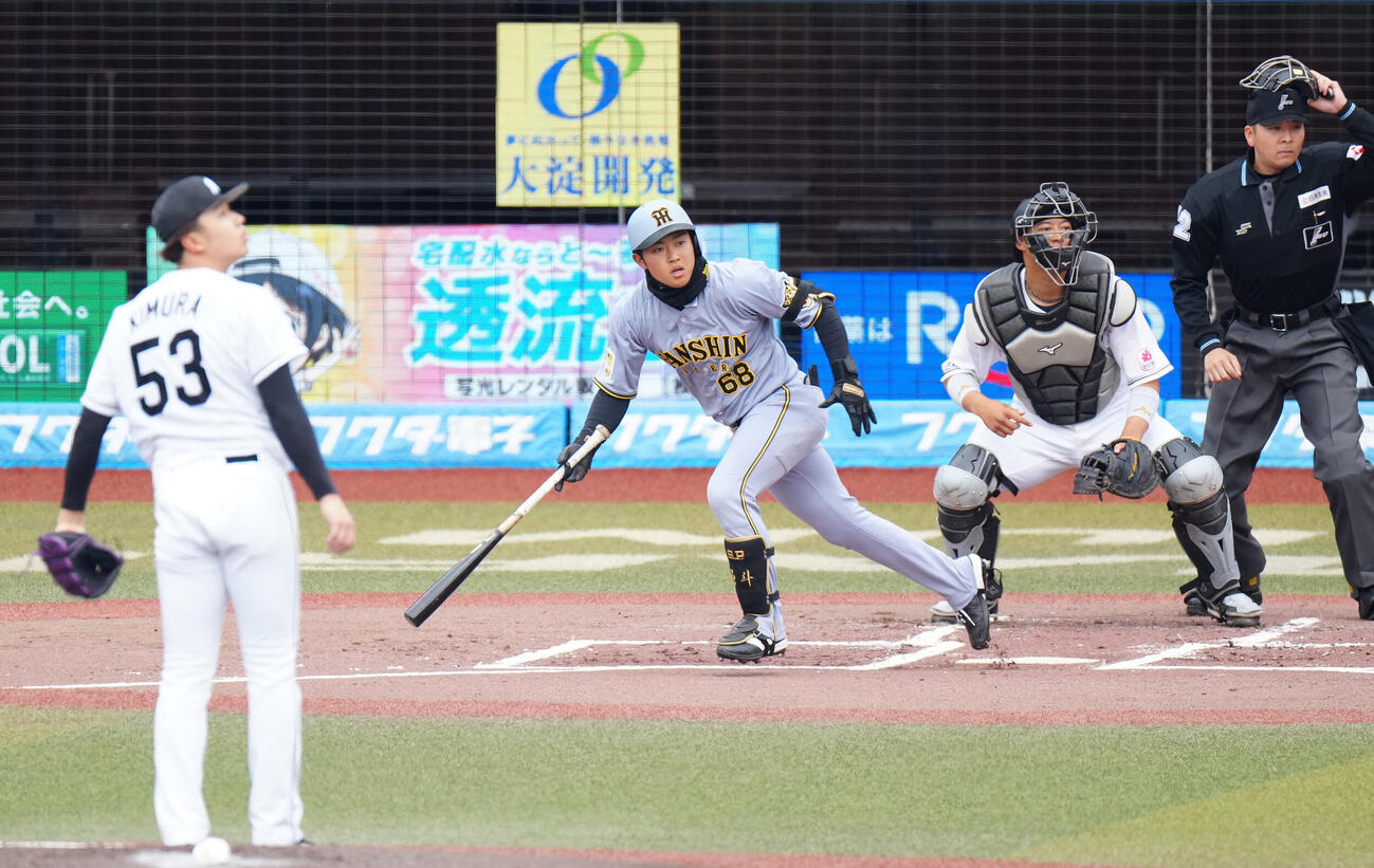 ロッテ対阪神　2回表阪神1死、左前打を放つ中川。投手木村（撮影・江口和貴）