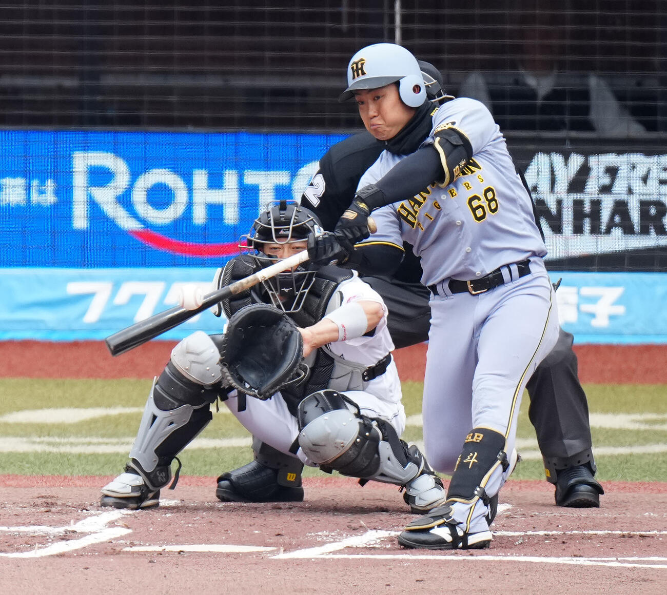 ロッテ対阪神　2回表阪神1死、左前打を放つ中川（撮影・江口和貴）