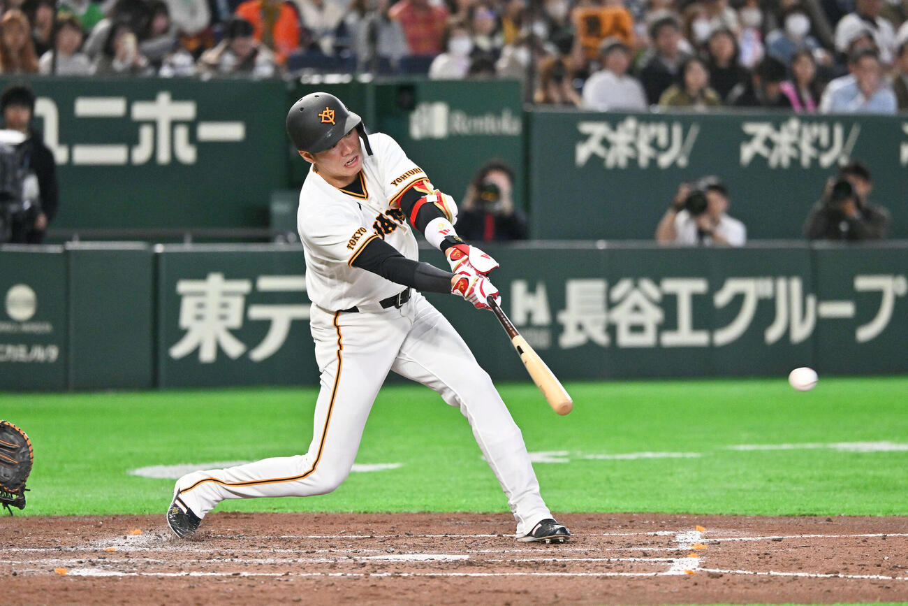巨人対ヤクルト　4回裏巨人1死三塁、坂本は先制右前適時打を放つ（撮影・滝沢徹郎）