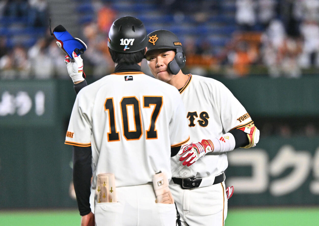 巨人対ヤクルト　4回裏巨人1死三塁、坂本（後方）は先制右前適時打を放つ（撮影・滝沢徹郎）