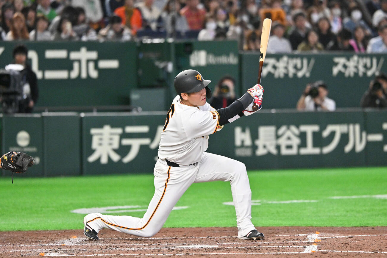 巨人対ヤクルト　4回裏巨人1死三塁、坂本は先制右前適時打を放つ（撮影・滝沢徹郎）